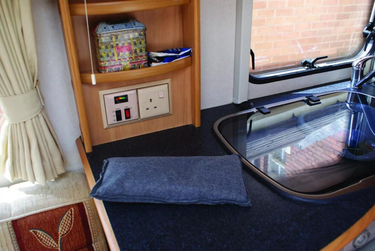 2 x Caravan Van Car 963df75def5832f8ccb59d472d21bbfb 1