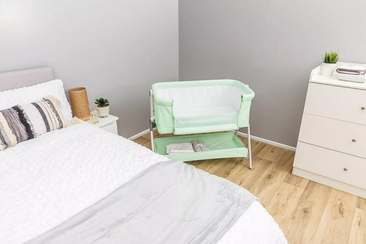Bedside crib space s e6735e80a0084cee45a98ba07bef1f8e
