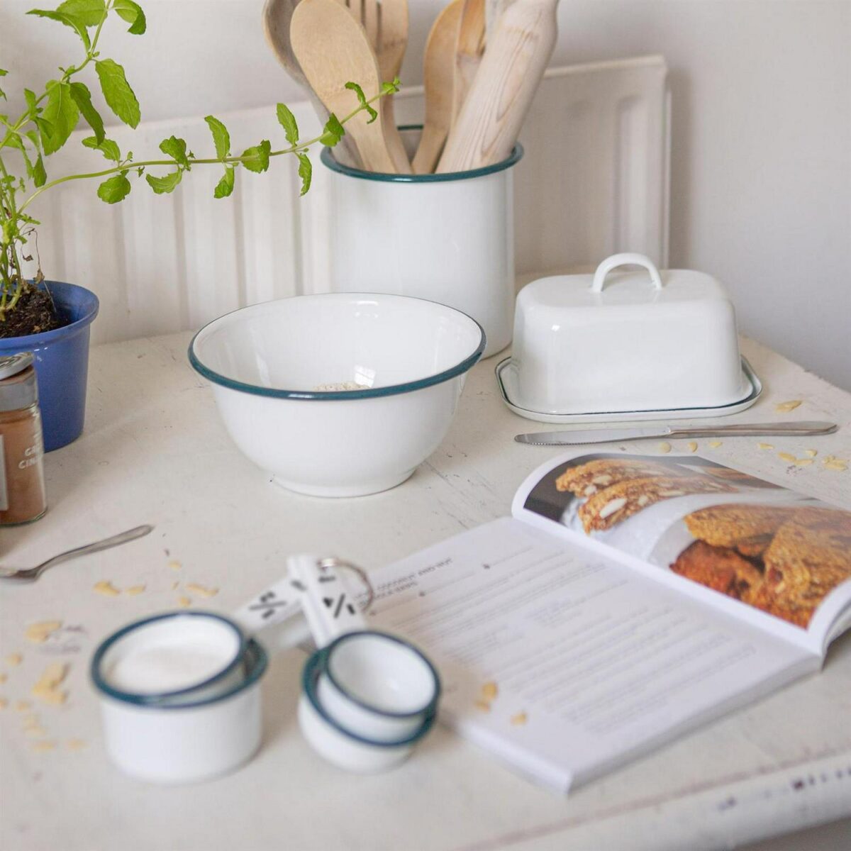 1x Green 18.5cm x 10cm White Enamel Butter Dish with Lid Kitchen Container - Image 7