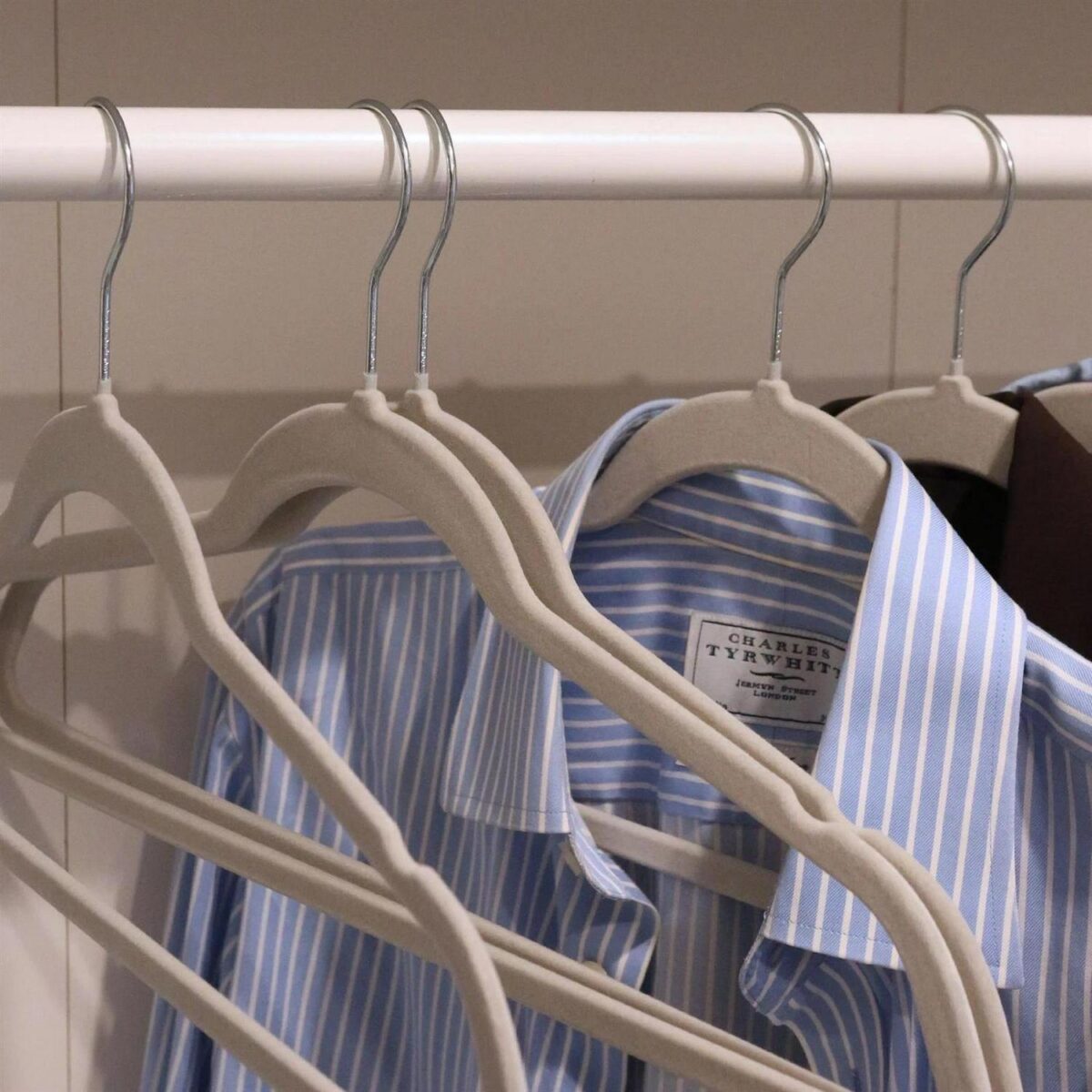 25x Non-Slip Velvet Hangers 45cm Grey Suit Shirts Trouser Bar Clothes Hanger - Image 7