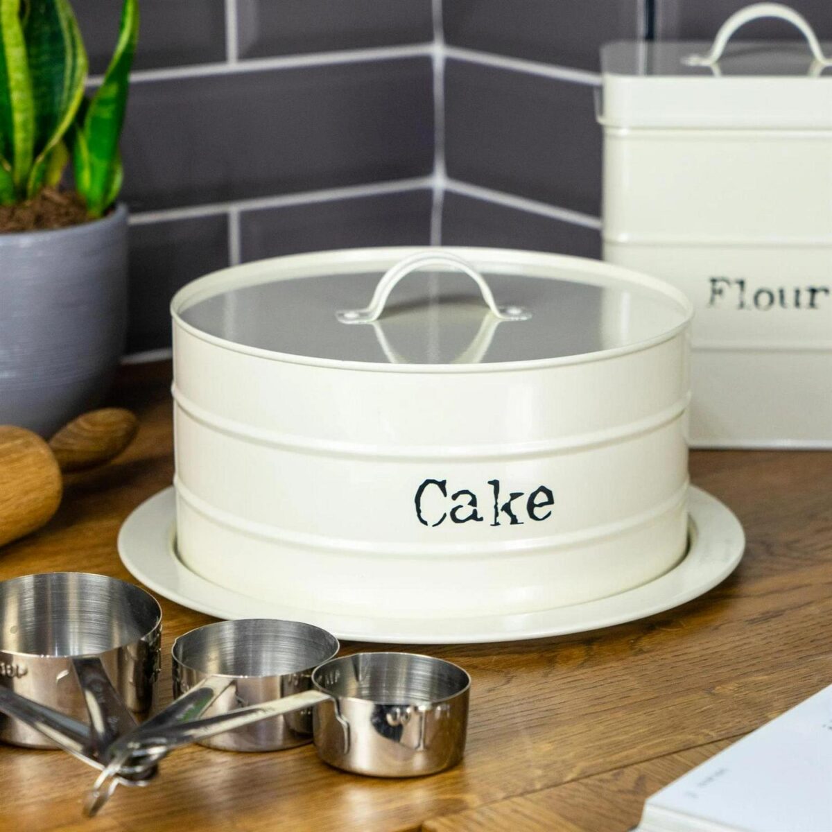 Cake Plate with Dome 3442669d152e1b9808f561a33e1a2ff9