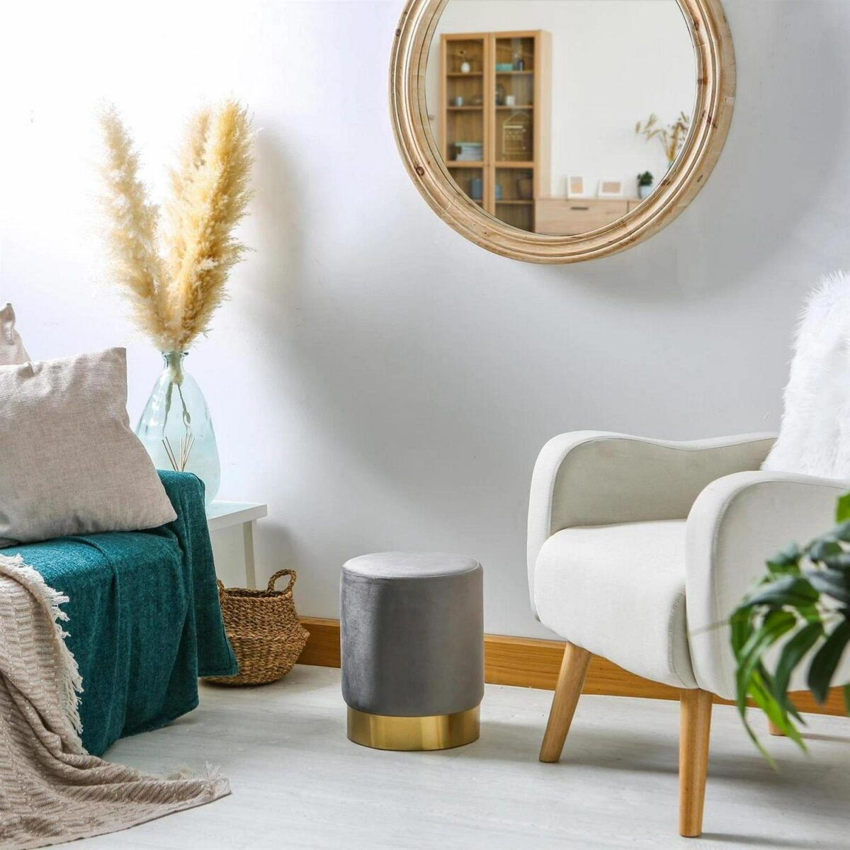 Round Velvet Pouffe d666b6e64ce2a91279f952f5bab3a8ef