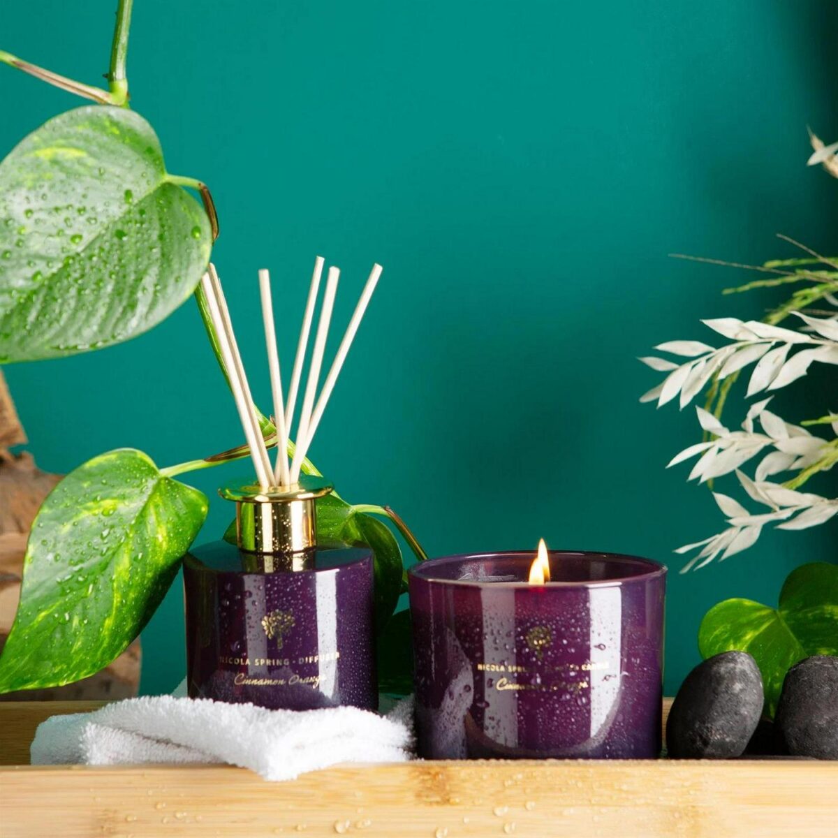 Scented Candle and R 6a5e4c33e0186378e144f114ea6ebe40