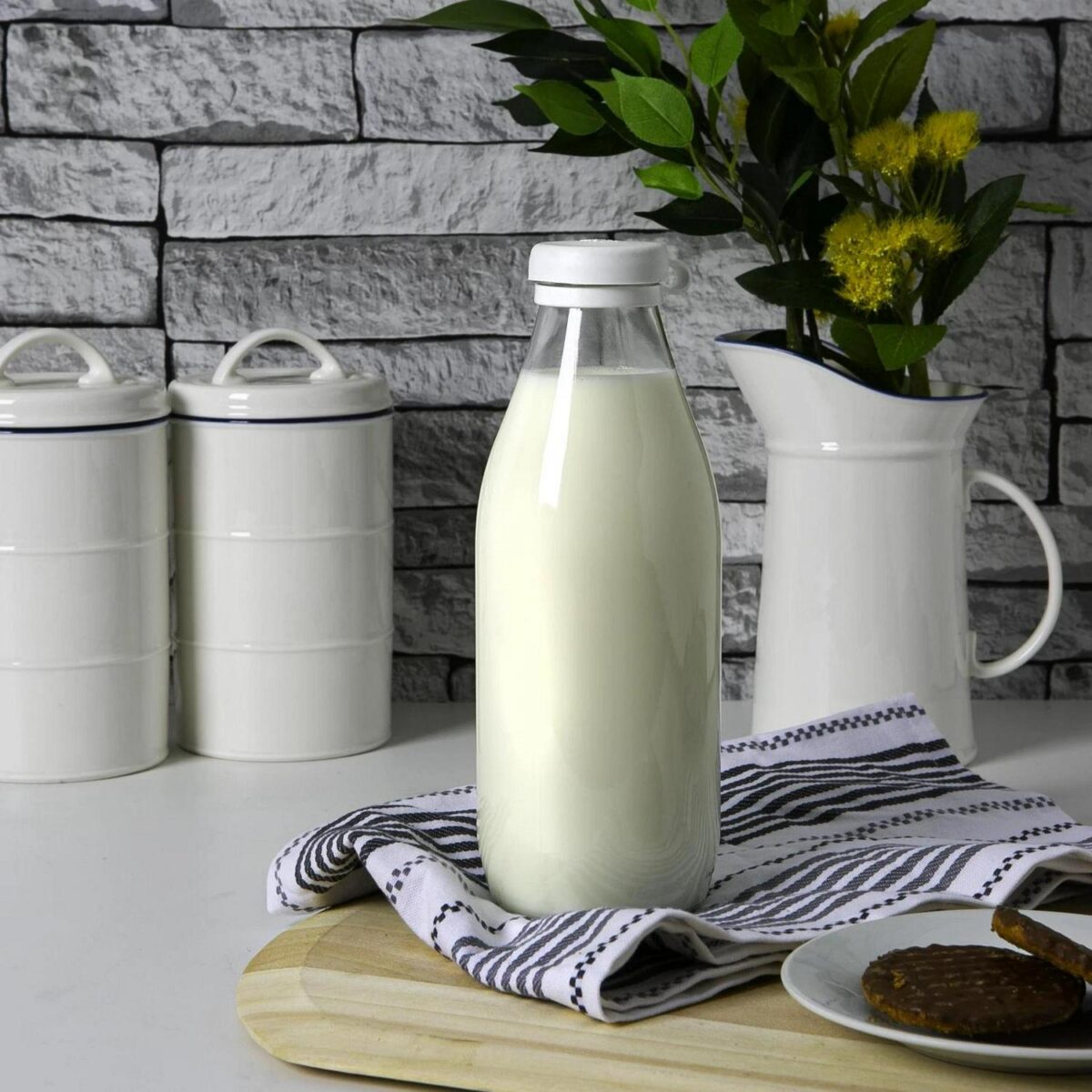 Tallo Glass Bottle Fridge Water Juice Storage Serving Carafe Decanter 1 Litre - Image 5